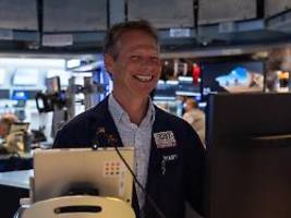 wall street legt deutlich zu: us-anleger setzen auf baldiges kriegsende