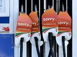 wilde szenen an der zapfsäule: australien geht der treibstoff aus