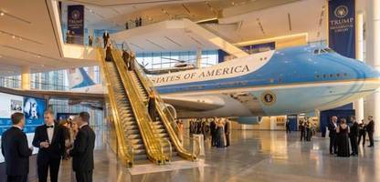 donald trump lässt eine bibliothek bauen: nichts zu lesen, aber eine goldene rolltreppe