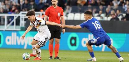 fußball: u21: deutschland besiegt griechenland - charalampos kostoulas unterbindet konter mit schuhwurf