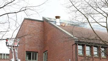 dach von tuhh-gebäude in flammen – feuerwehr mit löschzügen vor ort