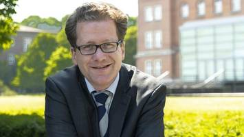 politiker erklärt politik mit „mensch ärgere dich nicht“-figuren