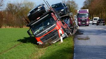 Voll beladener Autotransporter rutscht in den Straßengraben