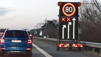 A1 bei Hamburg: Defekter Schachtdeckel sorgt für Vollsperrung