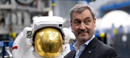 söder, wir haben ein problem! in bayern ist der csu-chef unter druck – in houston träumt er vom weltraum