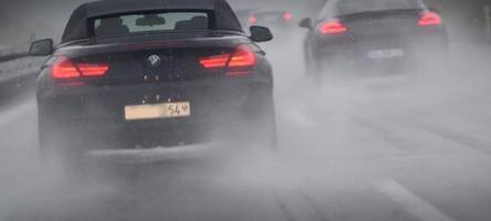 winter-chaos auf a8: auto kracht bei aquaplaning in lkw-dieseltank – autobahn vier stunden gesperrt