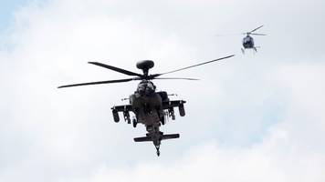 er ballt die faust: armeehubschrauber kreisen über haus von trump-fan kid rock