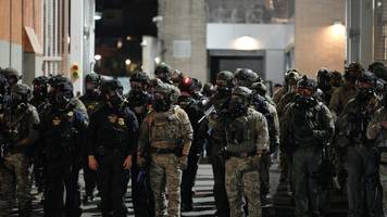 ICE-Agenten kontrollieren Gäste bei Marines-Abschlussfeier