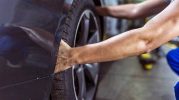 Mechaniker verdient dank eines berüchtigten Schlaglochs auf der Straße Tausende von Dollar pro Nacht