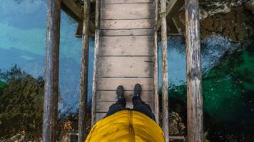 Das bedeutet es, wenn jemand beim Gehen immer auf den Boden schaut