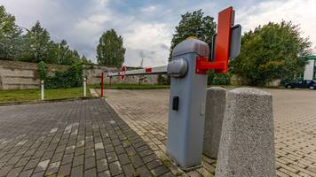 Magali (40) sitzt auf Parkplatz fest und muss Betonblöcke verschieben, um herauszukommen