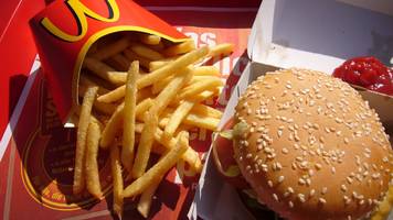 schmeckt man wirklich, was es für ein müll ist - influencer nimmt neuen mcdonald’s-burger auseinander