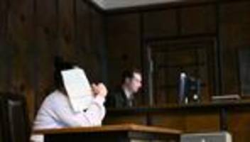 kriminalität: frau wegen hitlergruß zu geldstrafe verurteilt