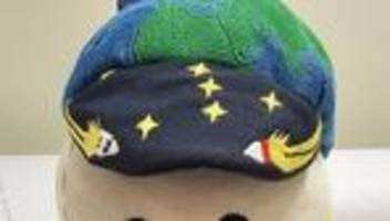 Soll Schwerelosigkeit anzeigen: Maskottchen Rise begleitet Raumfahrer Richtung Mond