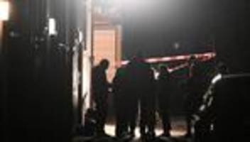 vor fund von toter frau: nachlässig nach notruf? ermittlungen gegen polizisten