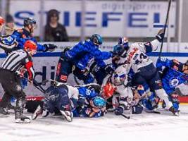 An Eishockey nicht zu denken: Brutales Foul beendet Skandal-Derby mit 175 Strafminuten