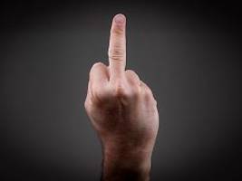 frage aus dem arbeitsrecht: darf mein chef mir den mittelfinger zeigen?