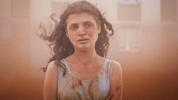 Menschen, die durch eine Seuche zu Marmor werden: „Alpha“