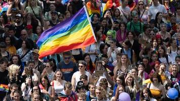 „mehr als problematisch“: csd in dresden nicht mehr als versammlung eingestuft