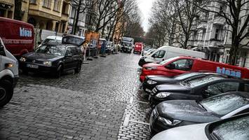 baustellen-chaos: kopfsteinpflaster in der hufelandstraße wirft fragen auf