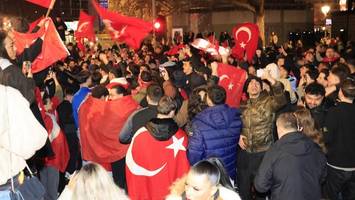 nach sieg gegen kosovo: türkische fans feiern wm-qualifikation