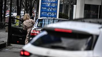 Spritpreise dürfen nur noch um 12 Uhr steigen: High Noon an Berlins Tankstellen
