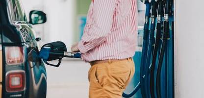 benzin und diesel im eu-vergleich: in welchen ländern Ölkonzerne besonders viel kasse machen