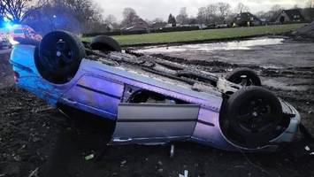 fahranfänger (18) fährt slalom – bmw landet auf dem dach