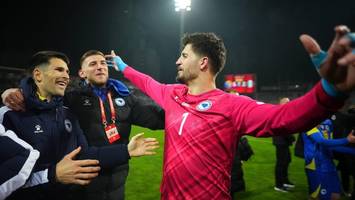 Nach hämischen Witzen: St.-Pauli-Keeper Vasilj schockt Italien bei WM-Coup
