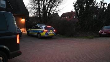 totes baby in einer mülltonne entdeckt – polizei vor ort