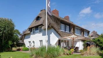 Traumhaus auf Sylt zu verkaufen: Unter Reet zwischen Kirche und Küste