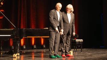 wildes duo am piano: joja wendt in grünen lackschuhen, zwingenberger in roten