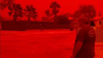 zyklon färbt himmel blutrot – apokalyptisches naturschauspiel in australien