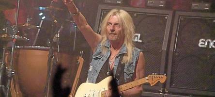 axel rudi sucht das bad in der menge: gitarrist pell rockt virtuos das augsburger spectrum