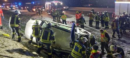 winter-chaos auf a8: auto kracht bei aquaplaning in lkw-dieseltank – autobahn vier stunden gesperrt