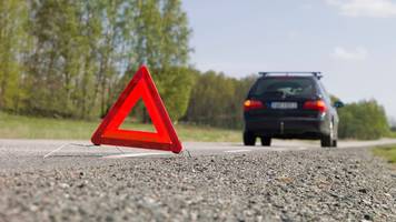 Auto steht an stark befahrener Straße und darf nicht entfernt werden – Besitzer verschwunden