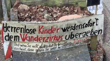 Mann wütet mit Schildern gegen Spaziergänger - Stadt Köln ist machtlos