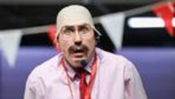 Kultur: Der Geizige: Lars Eidinger isst Pommes im Autohaus