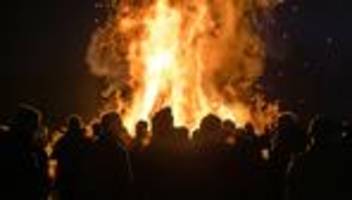 Tschernitz: Jugendlicher einer Osterfeuerwache durch Brand verletzt