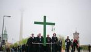 Wichtiges Fest: Kreuzweg und Gottesdienste: Christen feiern Ostern