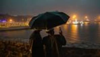 straße von hormus: ein paar schiffe wagen die durchfahrt