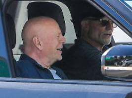 ausflug in los angeles: bruce willis legt ein lächeln auf