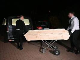 Frau in Klinik gebracht: Mutter nach Fund von Babyleiche in Mülltonne im Kreis Harburg ermittelt