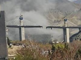 Wichtige Verbindung für Pendler: Höchste Brücke des Iran bei Angriffen zerstört