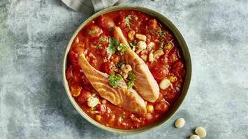 fixes pfannencurry mit lachs und macadamia-crunch