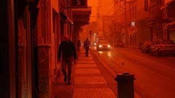 Saharastaub taucht Himmel über Kreta und den Kykladen in mythisches Orangerot