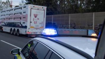 a23: porsche knallt in opel – vier verletzte, 100.000 euro schaden