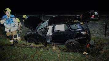 Autofahrer weicht Reh aus – Wagen schleudert 30 Meter weit