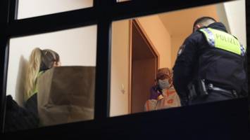 Freund in Wohnung mit Küchenmesser erstochen? Junge Frau vor Gericht