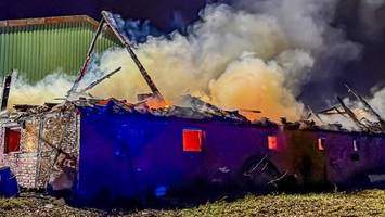 Leerstehende Scheune in Geesthacht brennt lichterloh – wegen Osterfeuer?